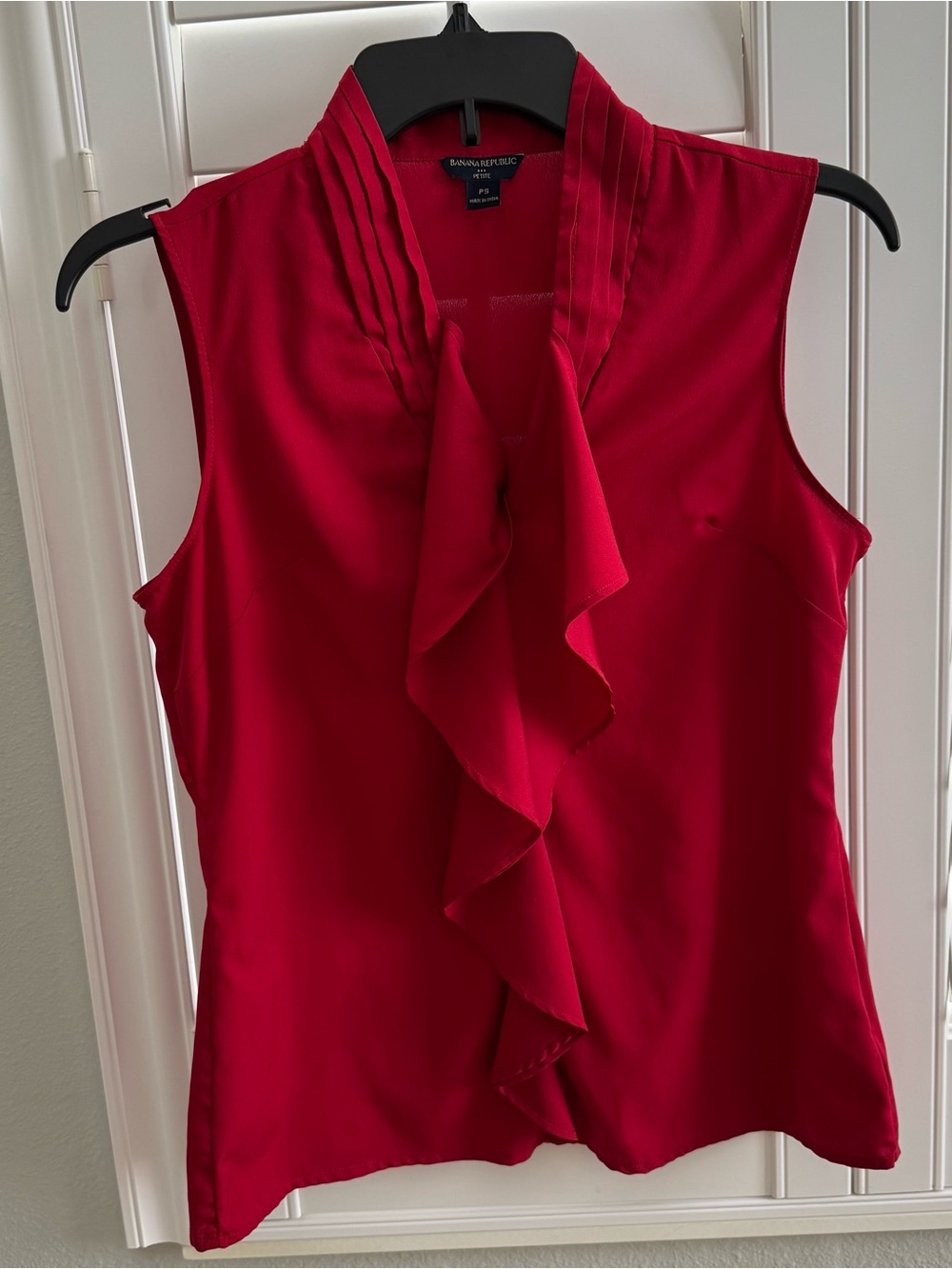 Banana Republic Women’s Petite Small red sleeveless ruffle blouse shell top EUC